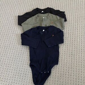 EUC 6-12mon Gap ribbed Henley onesies - set of 3